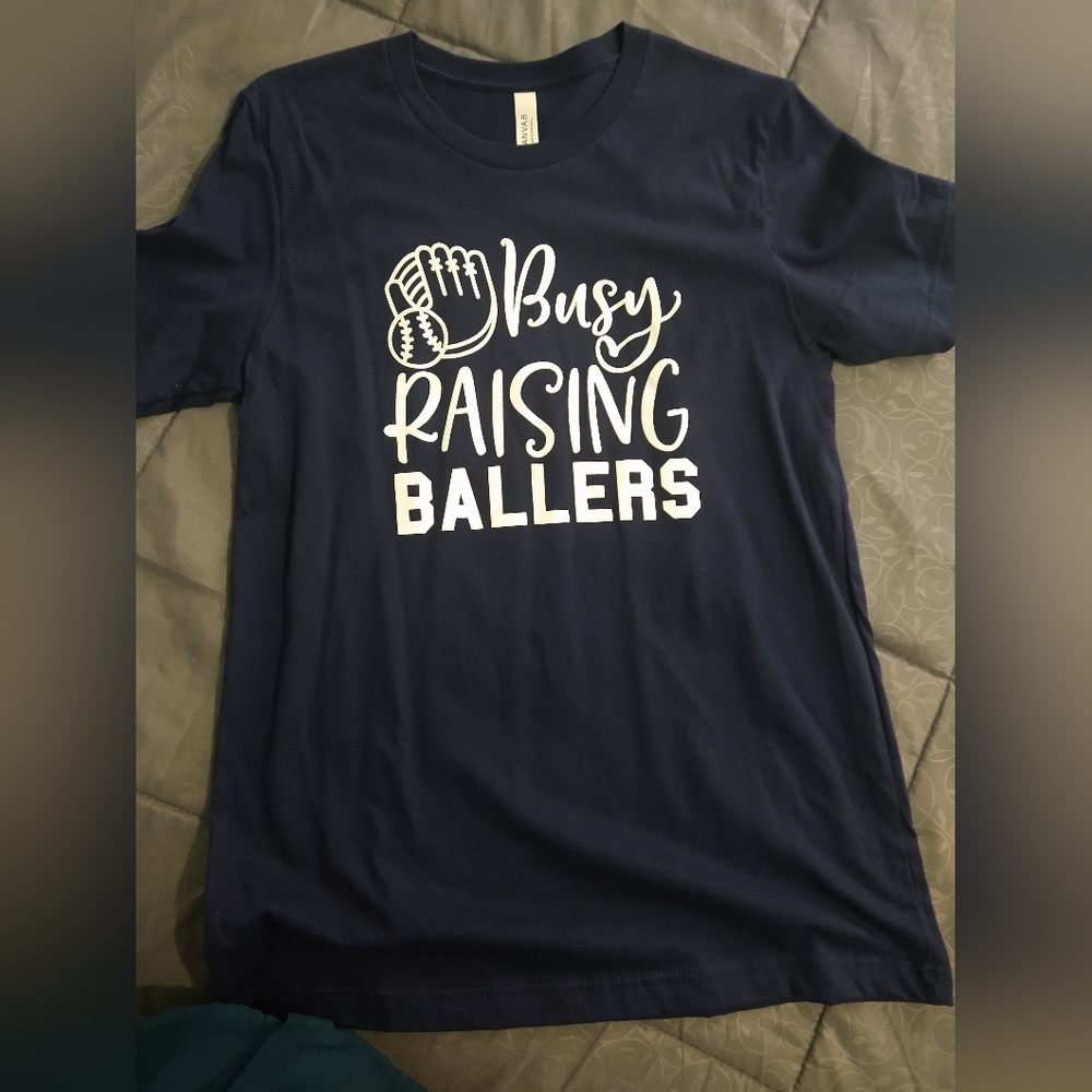 Busy Raising Ballers graphic tee size Large